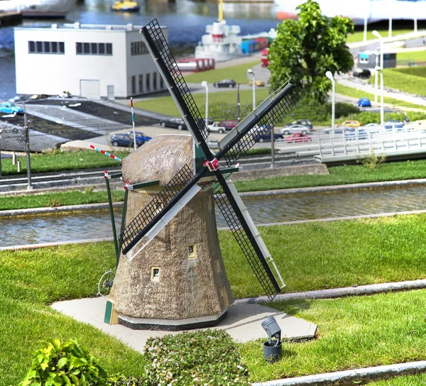 Windmolen op gras in stad — Stockfoto