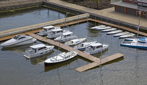 Yachts on the quay on the water — Stock Photo, Image