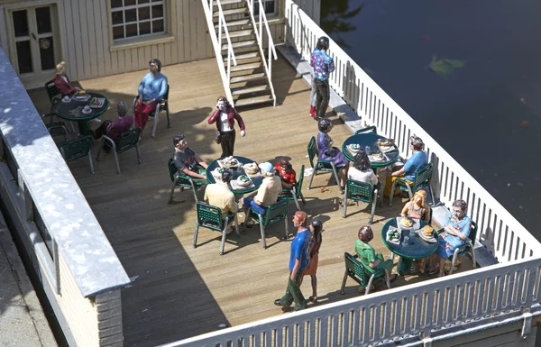 Mensen in een café op de straat — Stockfoto