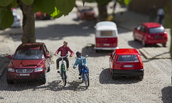 Bambini in bicicletta, traffico — Foto Stock