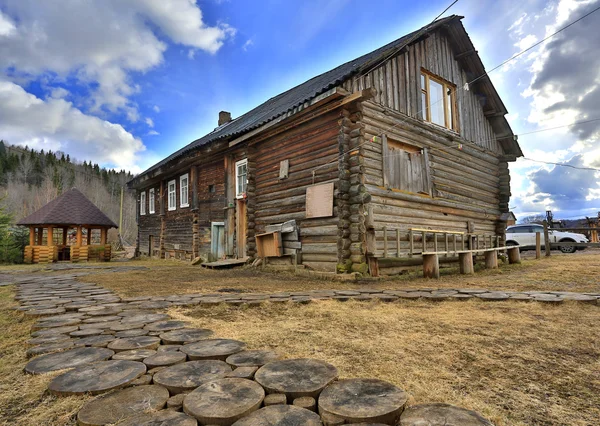 Vieille maison en bois en rondins — Photo