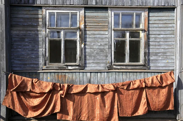 Fenêtres dans une vieille maison en bois — Photo