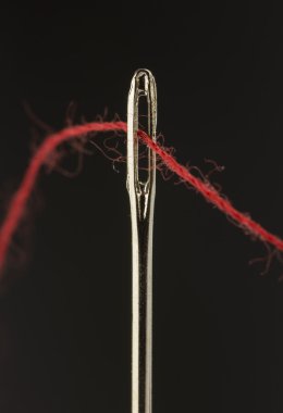 dikiş iğnesi ve kırmızı iplik