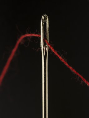 dikiş iğnesi ve kırmızı iplik