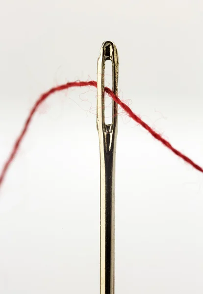 ミシン針と赤い糸 — ストック写真