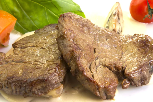 Eten vlees rundvlees en garneer — Stockfoto