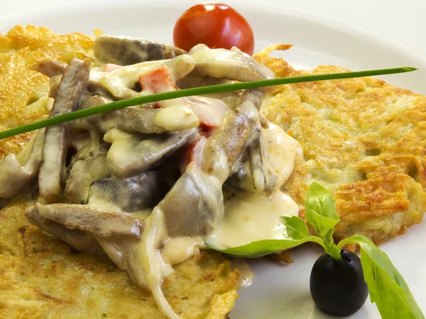 Fleisch essen und garnieren — Stockfoto