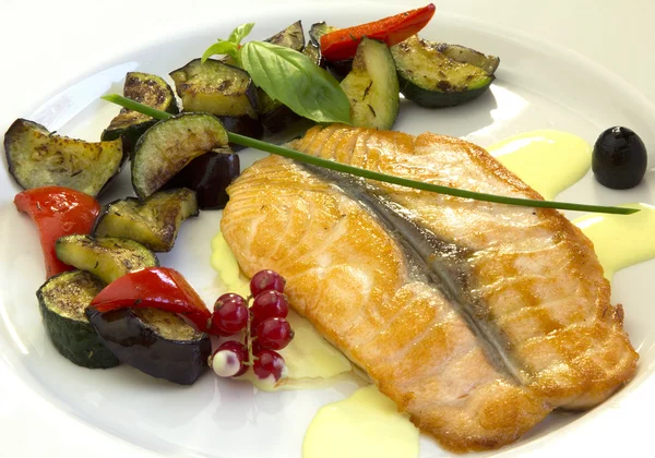 Pescado y verduras a la parrilla — Foto de Stock