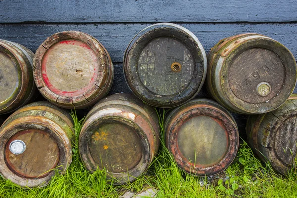 Vecchie botti di legno — Foto Stock