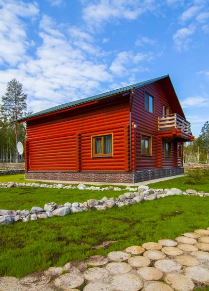 Rode houten huis in het dorp — Stockfoto