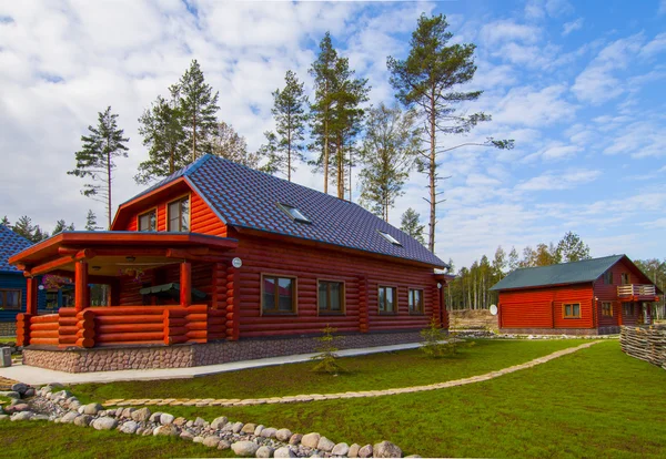 kırmızı ahşap ev Köyü