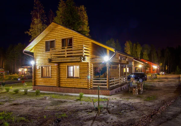 Köyün geceleri ahşap ev