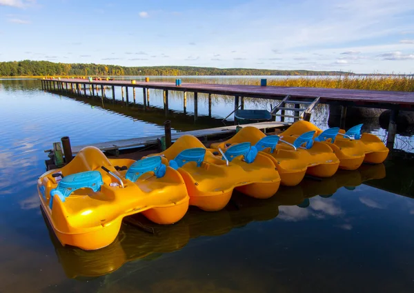 Bateau de plaisance à la jetée sur le lac — Photo