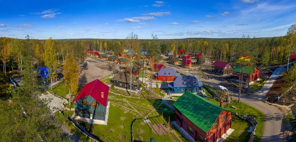 Верхний вид на деревню и дом в лесу — стоковое фото