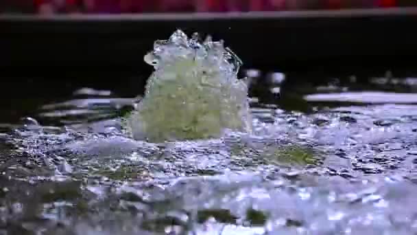 Fuente de agua burbujeando y sube con burbujas y salpicaduras — Vídeo de stock