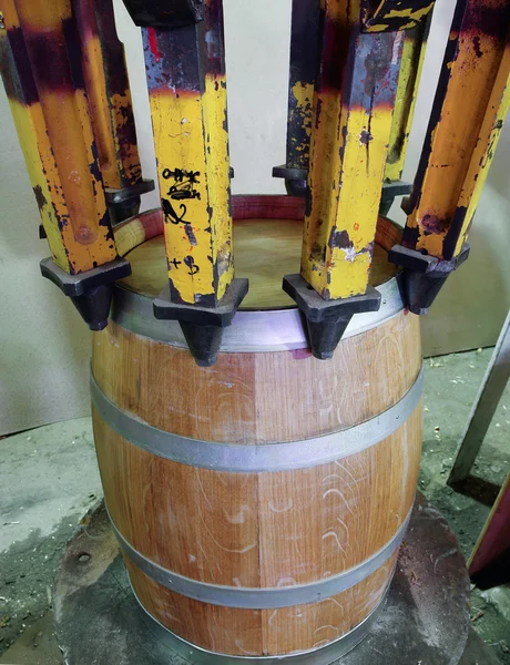 Vervaardiging van houten vaten in de fabriek — Stockfoto