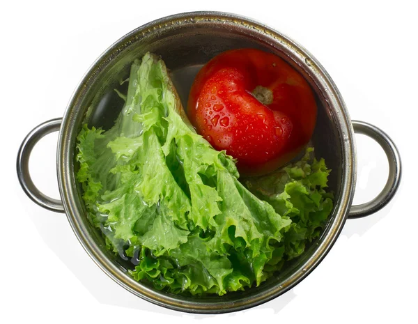 Tomaten und Salat im Topf mit Wasser — Stockfoto