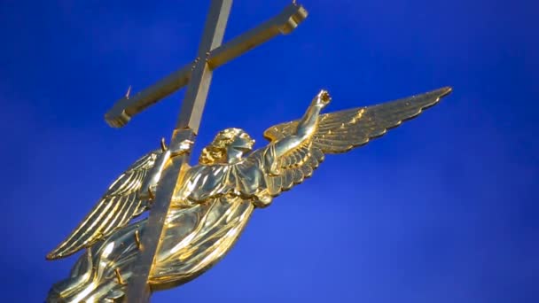 .  Rzeźba Złotego anioła — Wideo stockowe