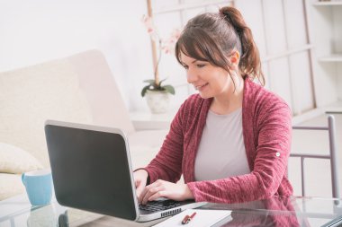 Orta yaş kadın masada oturuyordu 