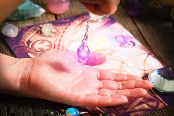 Palm reading with pendulum — Stock Photo, Image