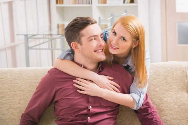 Hombre sordo con su novia — Foto de Stock