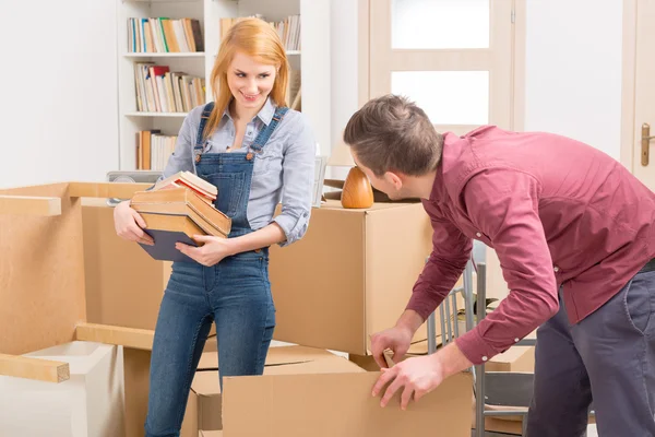 Paar im neuen Zuhause — Stockfoto