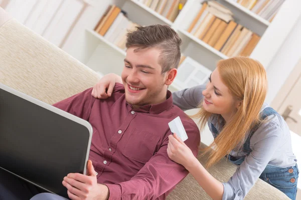 Compras on-line com cartão de crédito — Fotografia de Stock