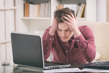 çok çalışan genç adam