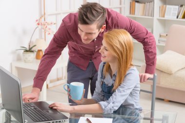 mutlu çift evde dizüstü bilgisayar ile