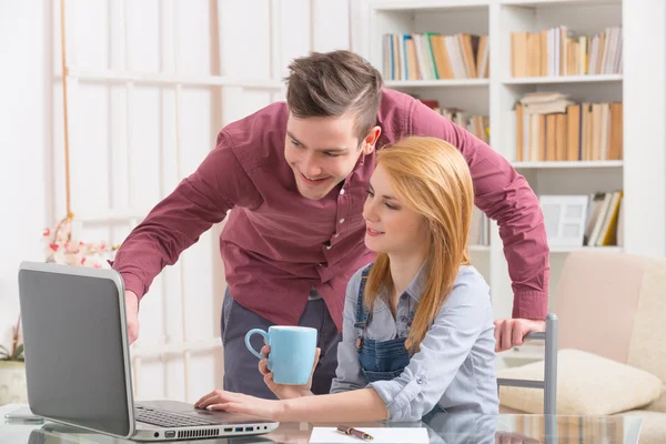 Mutlu çift evde dizüstü bilgisayar ile — Stok fotoğraf