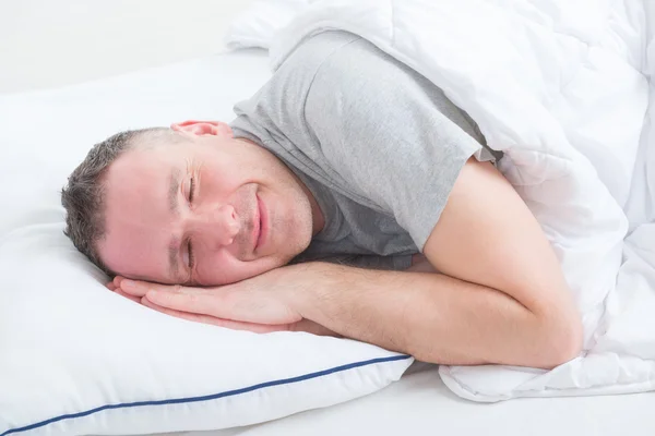 Hombre durmiendo pacíficamente — Foto de Stock