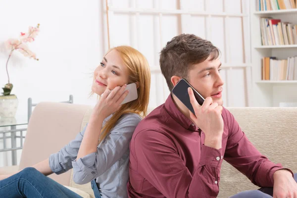 Onların akıllı telefonlar üzerinde konuşurken Çift — Stok fotoğraf