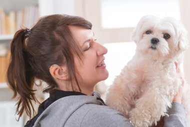 Sağır giyen kadın köpeğiyle yardım