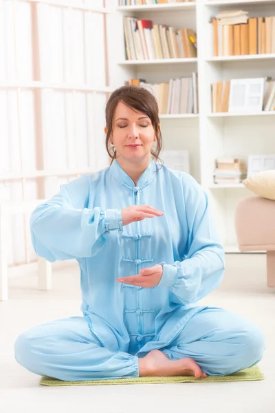 Mujer sentada meditando — Foto de Stock