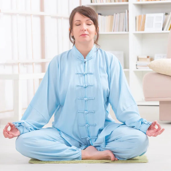 Meditar sentado mulher — Fotografia de Stock