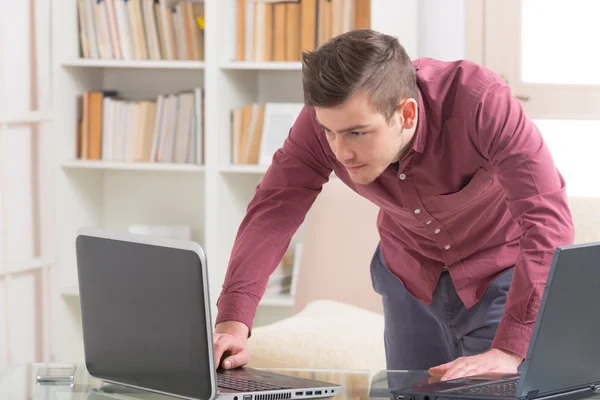 Jeune homme travaillant avec ordinateur portable — Photo