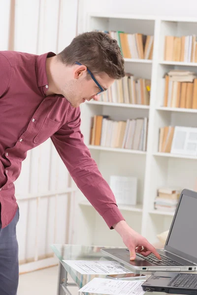 Progettista o programmatore al lavoro — Foto Stock