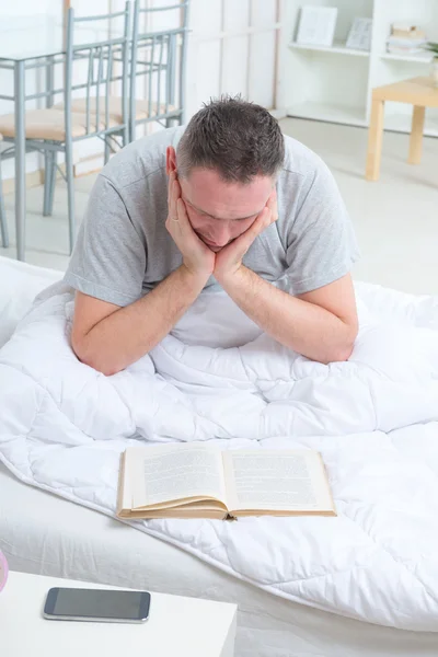 Reading book in bed — Stock Photo, Image