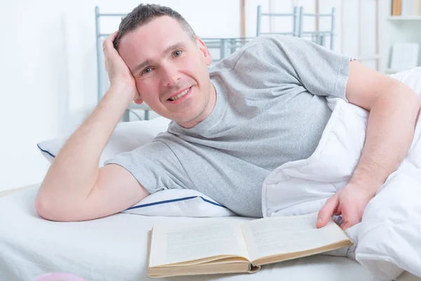 Reading book in bed — Stock Photo, Image