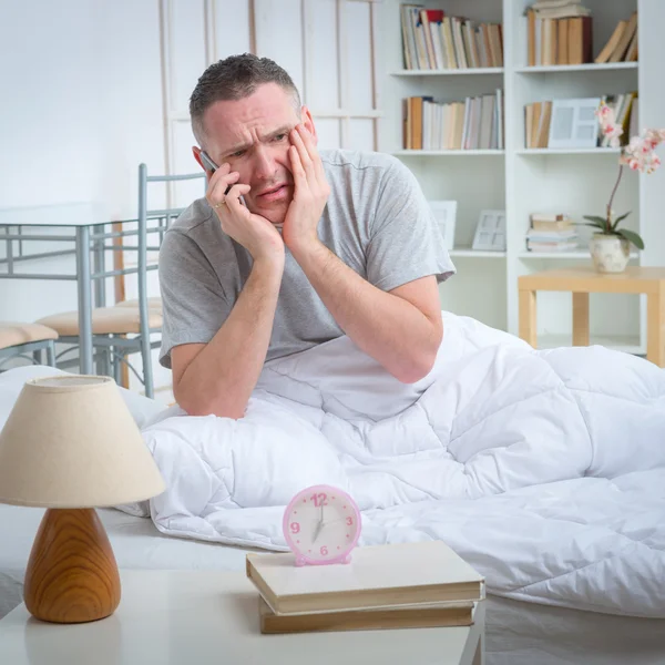 Telefoongesprek in ochtend — Stockfoto