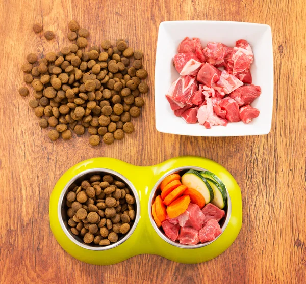 Comida natural y seca para perros —  Fotos de Stock