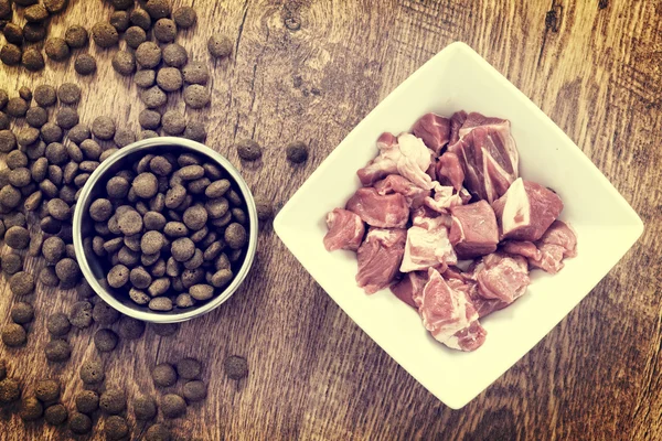 Carne e comida de cão seco — Fotografia de Stock