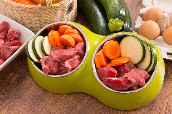 Natürliches Hundefutter — Stockfoto