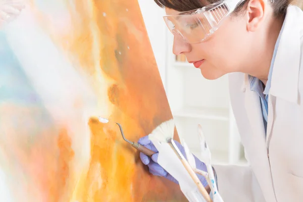 Artwork conservator at work — Stock Photo, Image