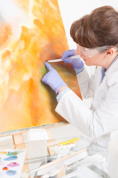 Conservator van de kunstwerken op het werk — Stockfoto