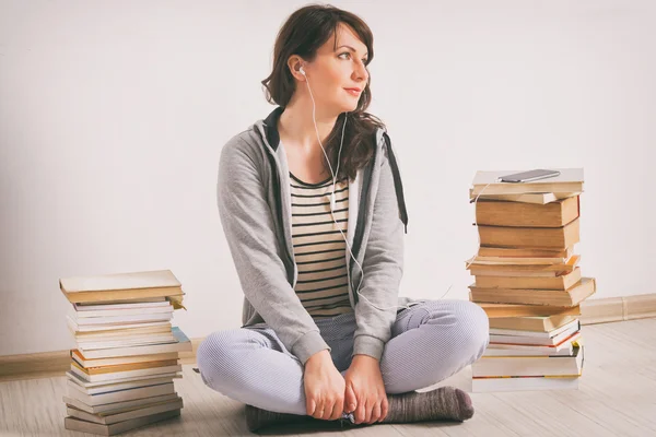 Mujer escuchando un audiolibro —  Fotos de Stock