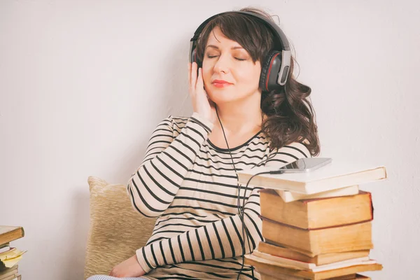 Vrouw een audiobook te luisteren — Stockfoto