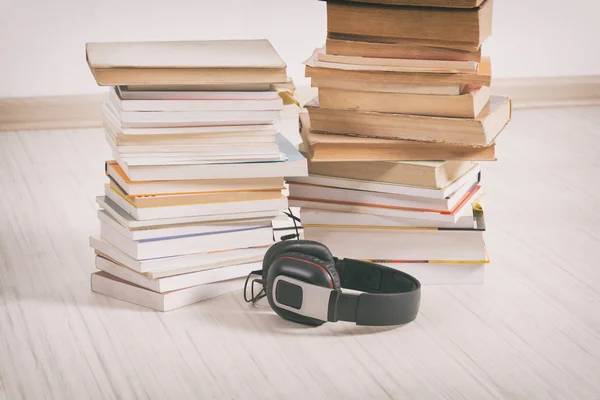 Conceito de ouvir audiolivros — Fotografia de Stock