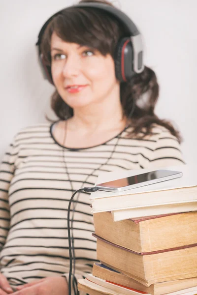 Vrouw een audiobook te luisteren — Stockfoto