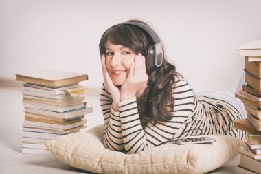 Kadın bir audiobook dinleme